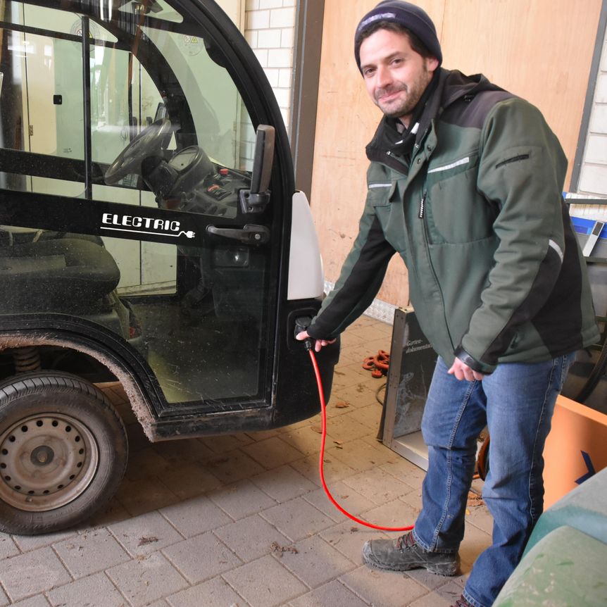 Schloss und Schlossgarten Schwetzingen, Mitarbeiter beim Tanken eines Elektrofahrzeuges